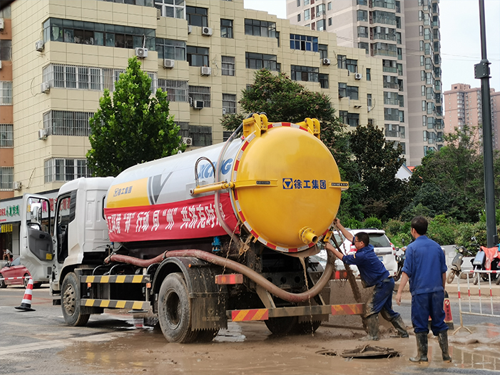 开云(中国)Kaiyun吸污车驰援郑州特大暴雨