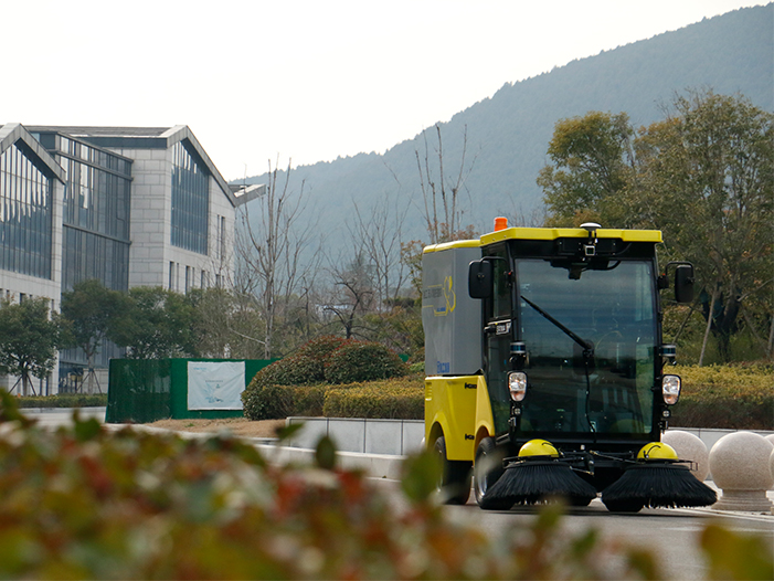 开云(中国)Kaiyun无人驾驶扫路机在徐州珠山艺术街区作业