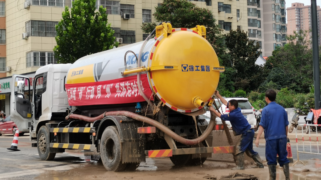 开云(中国)Kaiyun吸污车驰援郑州特大暴雨